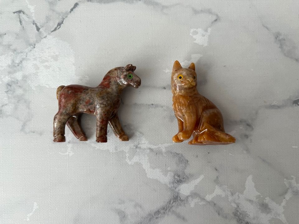 kleine Steinfiguren Steintiere Pferd Katze Deko in Marl