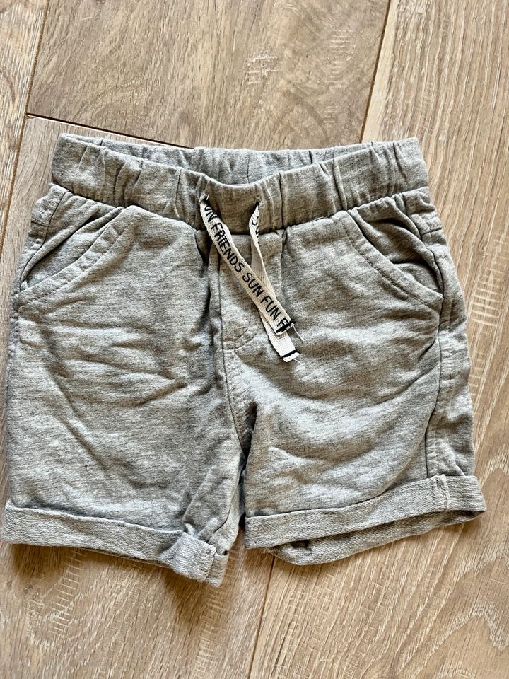 Graue Shorts in Naunhof