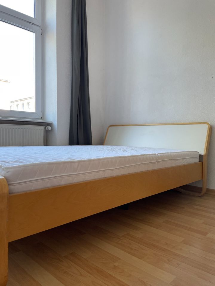 modernes Bett mit Lattenrost und Matratze in Berlin