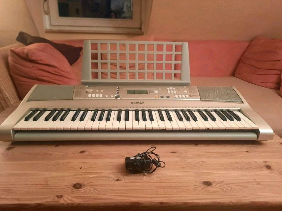 Jamaha Keyboard PSR  E303 mit Ständer, Notenpult und Pedal in Geisenheim