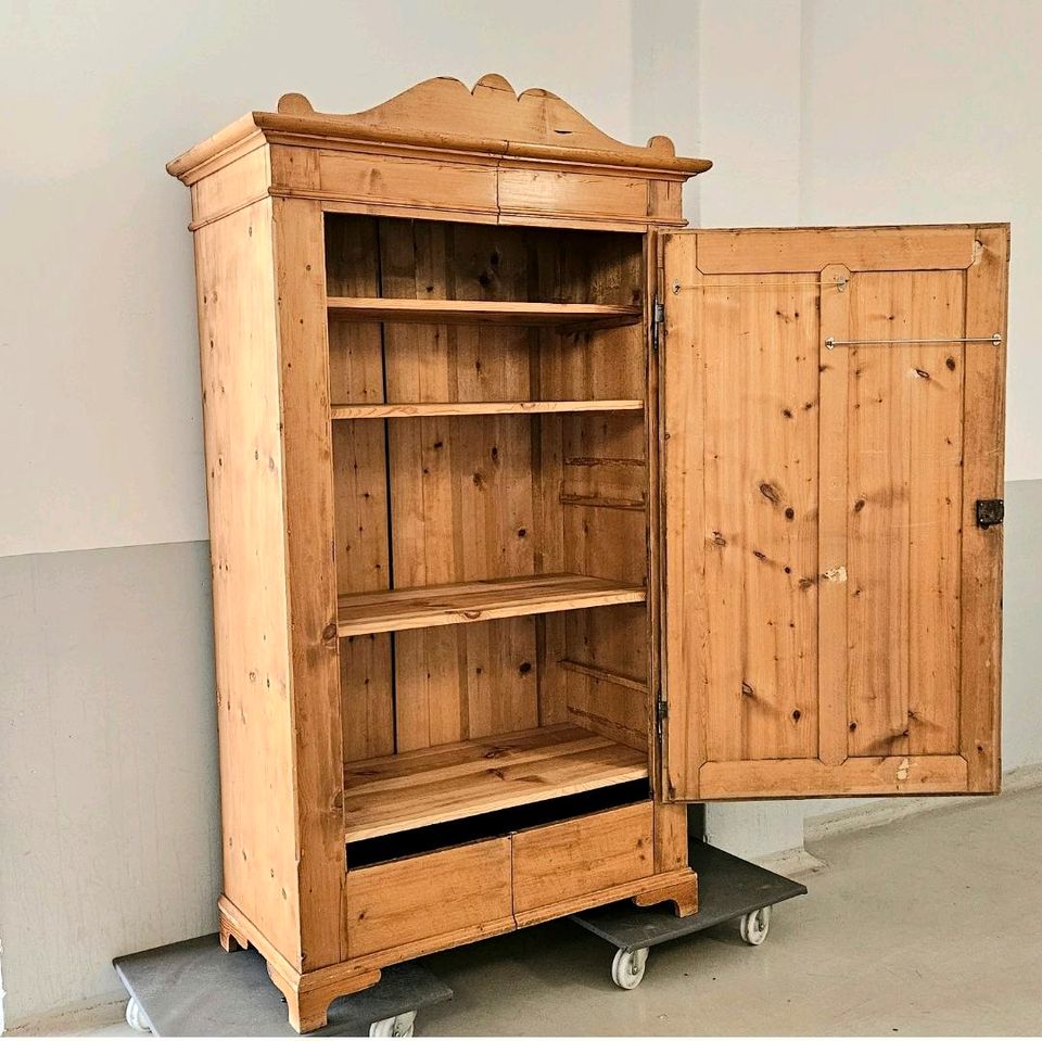 Wunderschöner antiker Schrank, Kleiderschrank, Wäscheschrank.. in Berlin