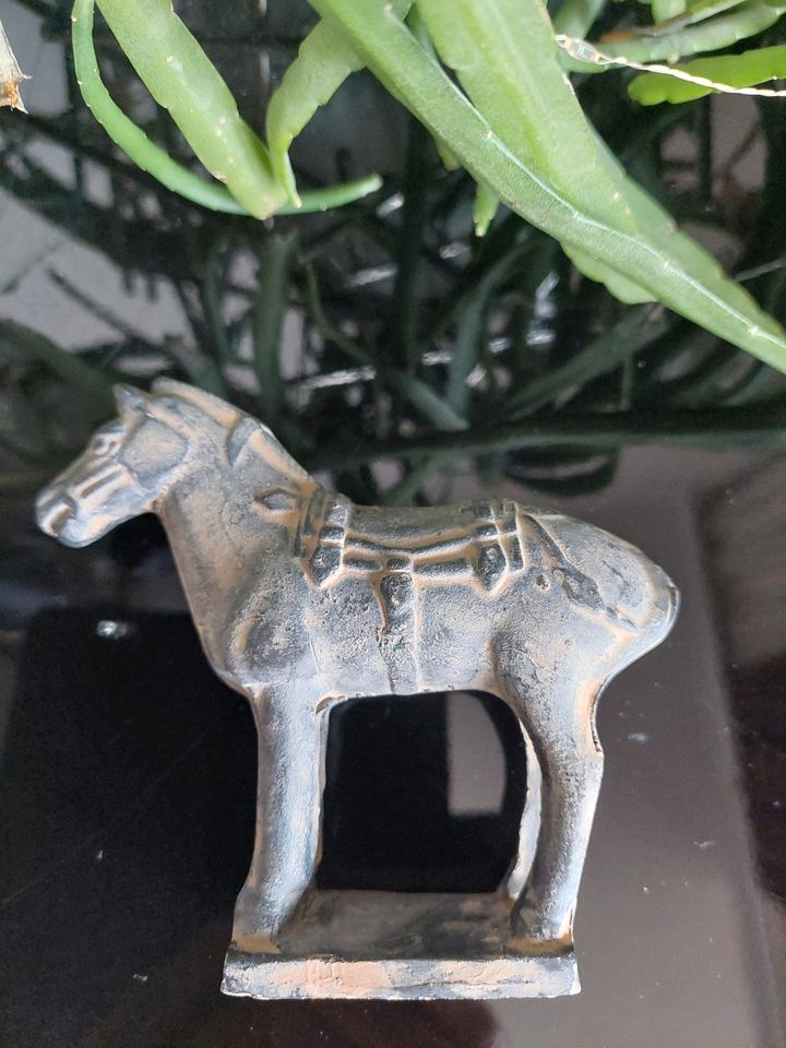 Vintage chinesisches Terrakotta Ton Pferd in Hildesheim