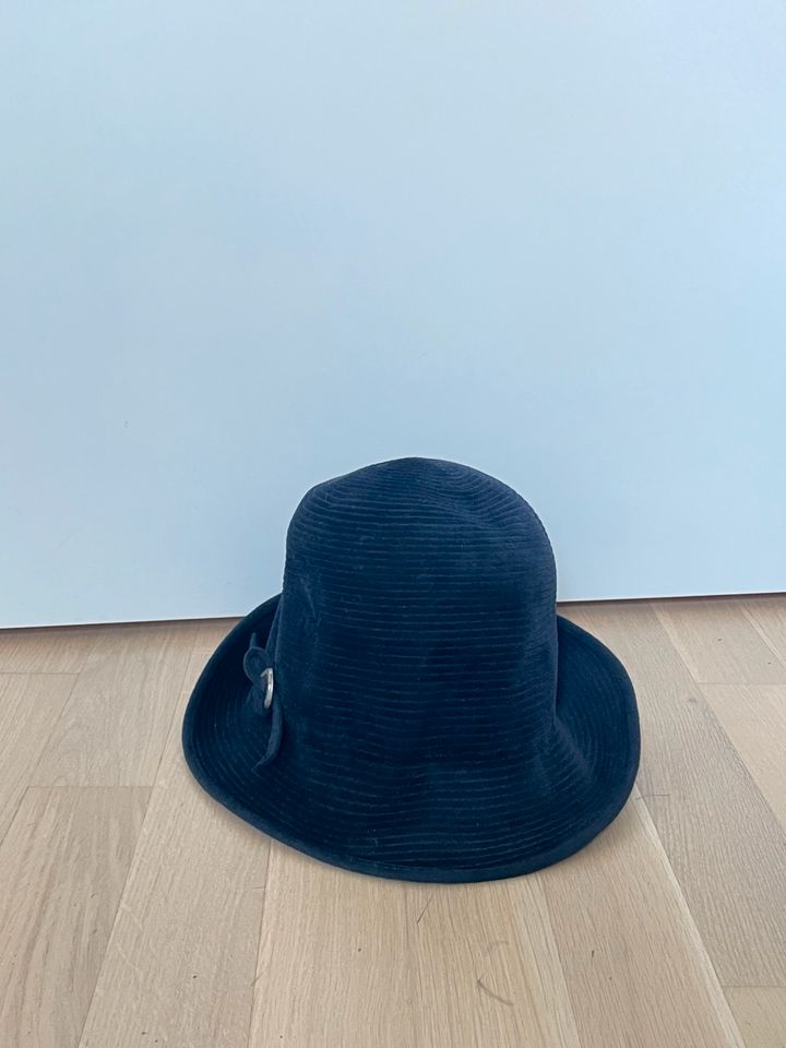 Hüte in dunkelblau und schwarz in München