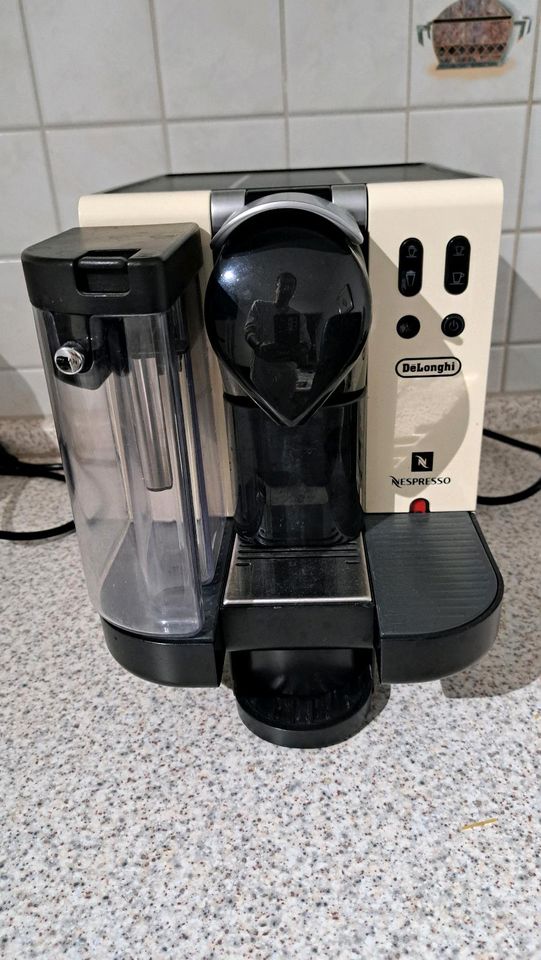 Nespresso Delonghi Maschine inkl Milchaufschäumer in München