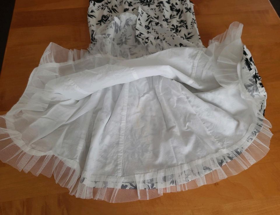 Kleid Gr. 158, weiß mit schwarz, C&A + kurze Hose in Ellwangen (Jagst)