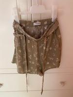 Pull&Bear Shorts kurze Hose Stoffhose grün khaki geblümt Gr. S 36 Bayern - Augsburg Vorschau