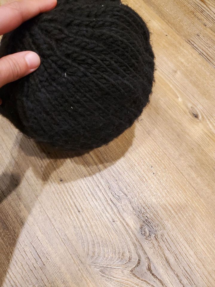 Schöne schwarze Strickmütze mit Schild von clockhouse in Fahrenbach