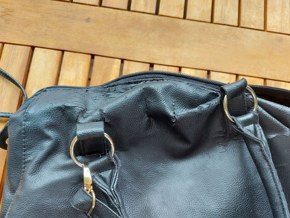 schwarze Handtasche mit Reißverschlüssen und Innentasche in Berlin