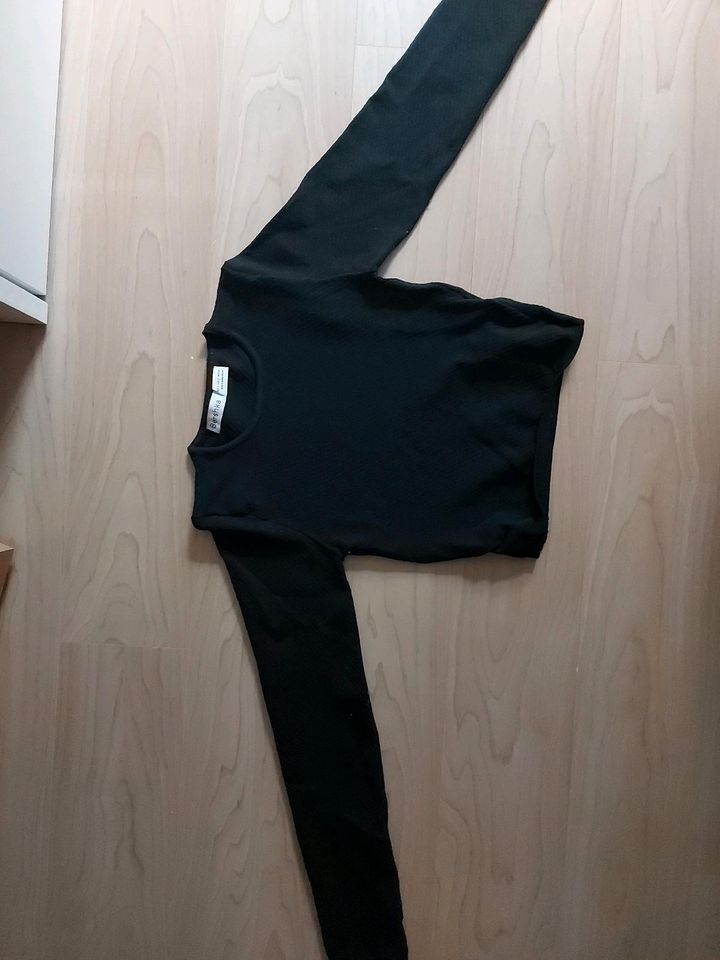 Crop Pulli  Bershka dünn  Gr. S Shirt Langarm in Untermünkheim