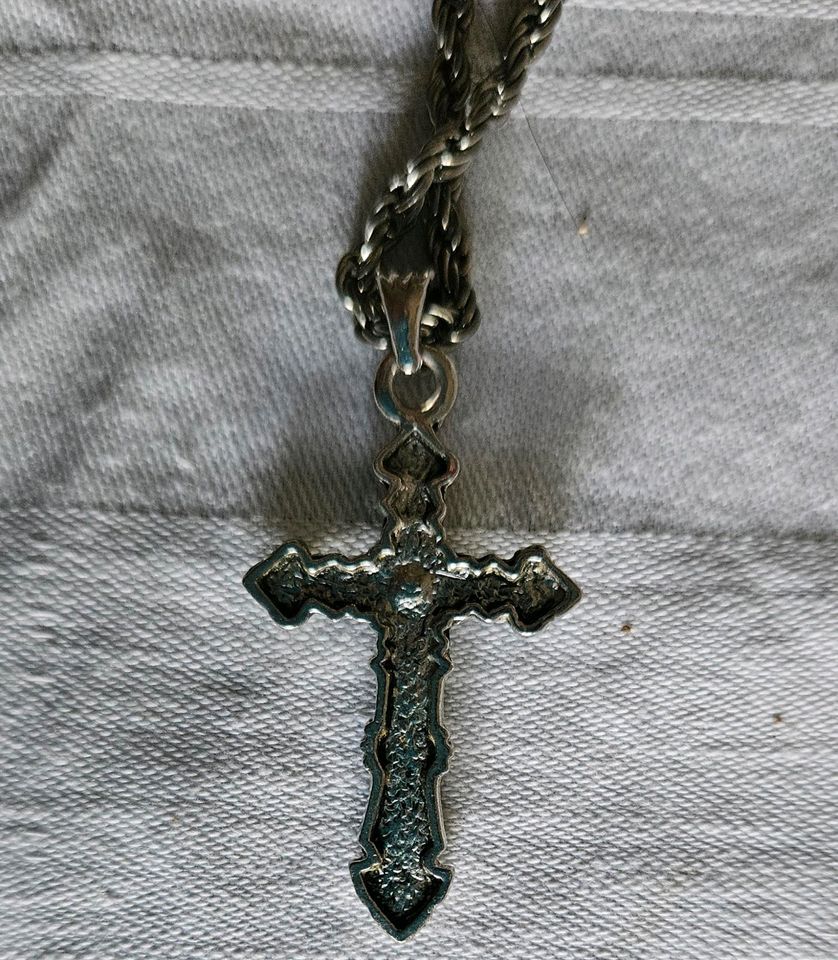 Kreuz mit blauem Edelstein in Rochlitz