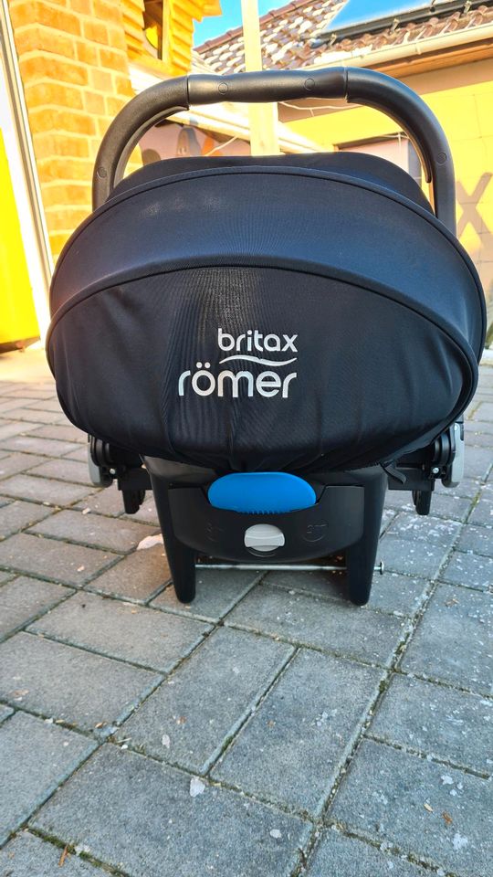 Schwarze Britax Römer Baby-Safe plus SHR II mit Isofix-Base in Danndorf