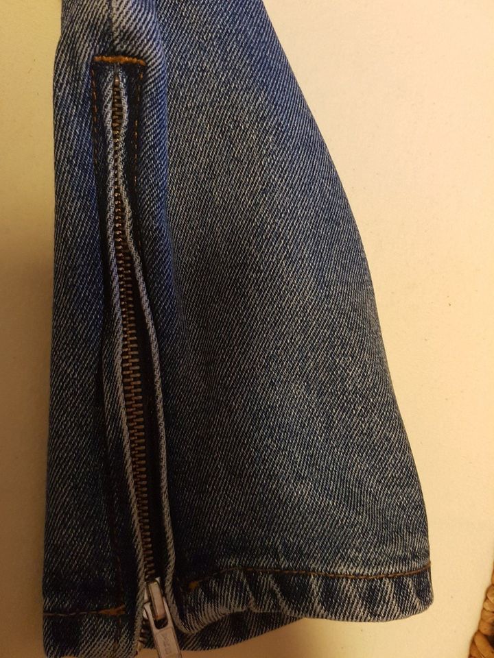 Peso-Jeans mit Löchern Large, Seitenstreifen, Reißverschlus in Bremen