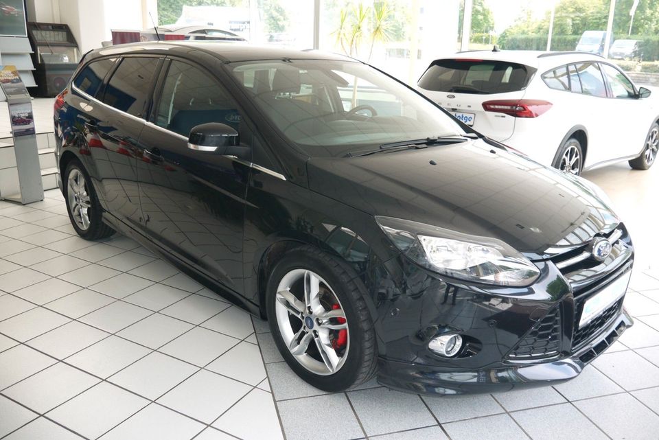 Ford Focus Turnier Titanium/Sport/SHZ/Keyfree in Bückeburg