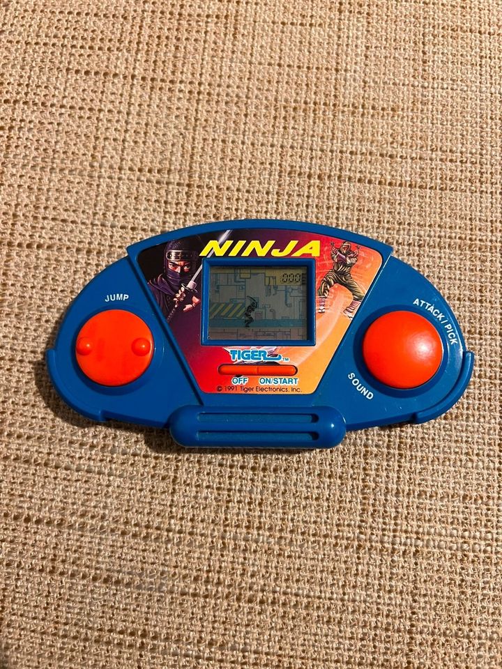 Tiger Electronics Ninja Handheld Video Game Vintage 1991 in Dresden