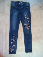 HAILYS ** DAMENJEANS MIT TRENDIGEM BLUMENMUSTER GR M Sachsen-Anhalt - Erxleben (bei Haldensleben) Vorschau