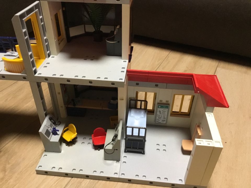 Große Playmobil Polizeistation, Polizei Feuerwehr Krankenhaus in Burgwedel