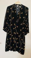 Kleid in schwarz mit goldenen Bänder und Quasten Muster von h&m Saarland - Wallerfangen Vorschau
