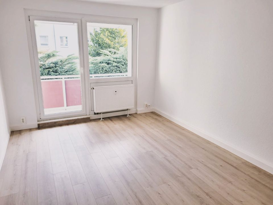 Frisch sanierte und modernisierte helle 57,94 qm 3-Zimmer Wohnung mit Balkon, mitten im Grünen mit Garten Mitbenutzung, Parkplatz direkt vor der Haustür, nur 1 min. zum Supermarkt! in Osterfeld