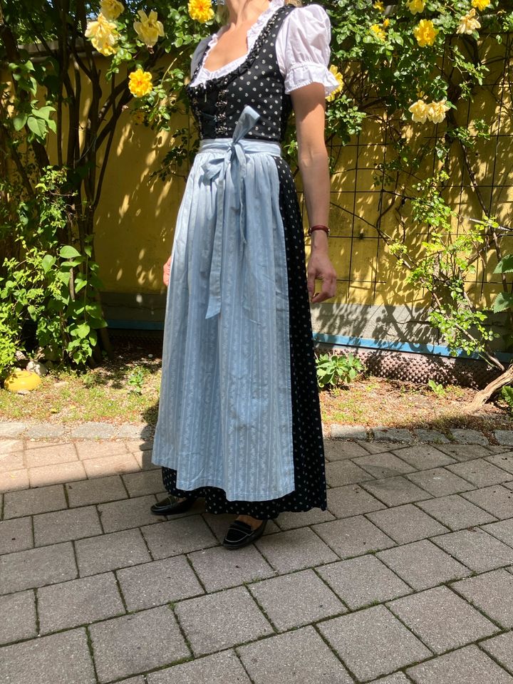 Dirndl mit schürze in München