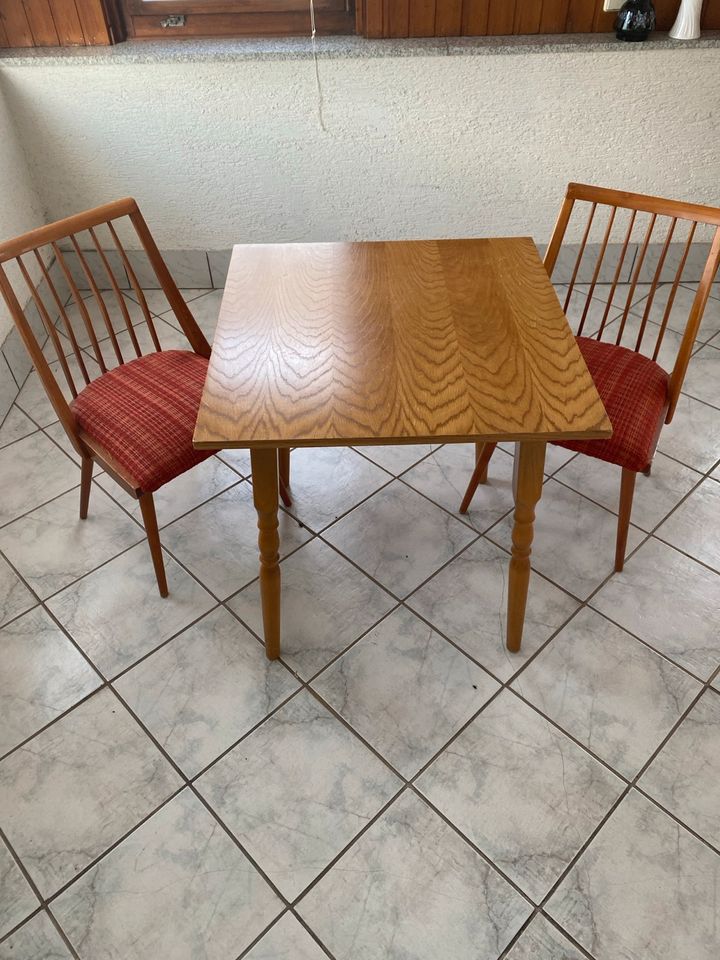 Tisch mit zwei Stühlen in Eisenach