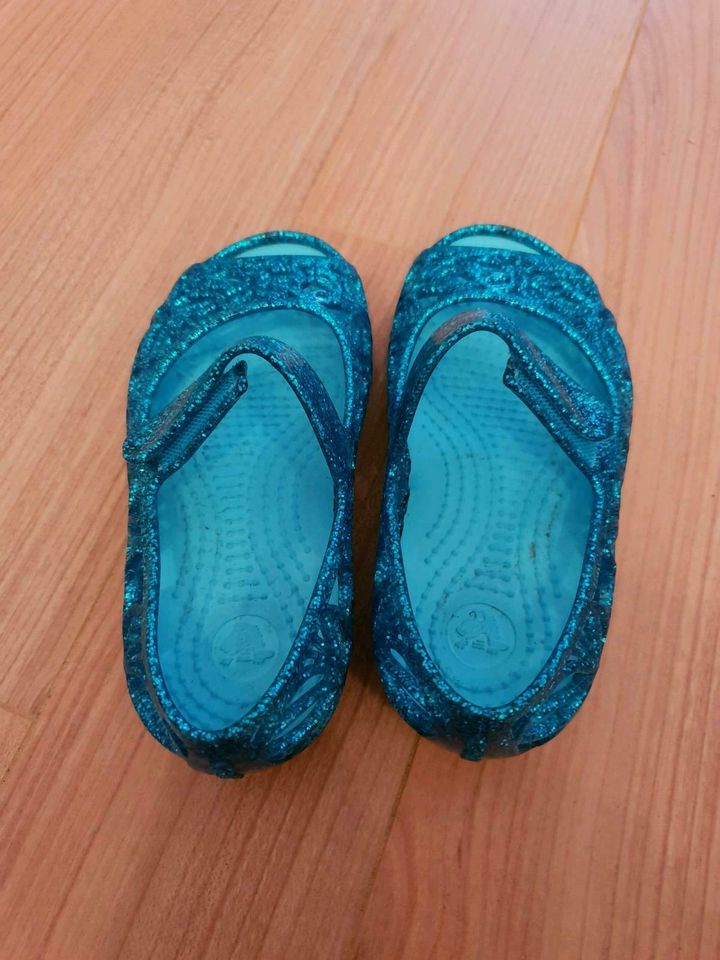 Crocs Schuhe Größe C7 23- 24 Kinderschuhe blau glitzern in Minden