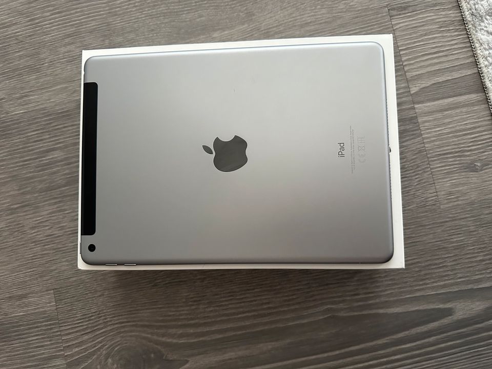 iPad 6 th Generation 128 GB Wi-Fi - Cellular in Hamburg