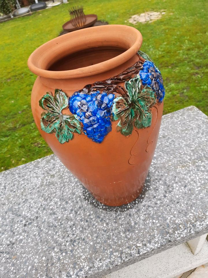 Große Terrakotta Vase/Amphore mit Weinblättern/Trauben in Leck