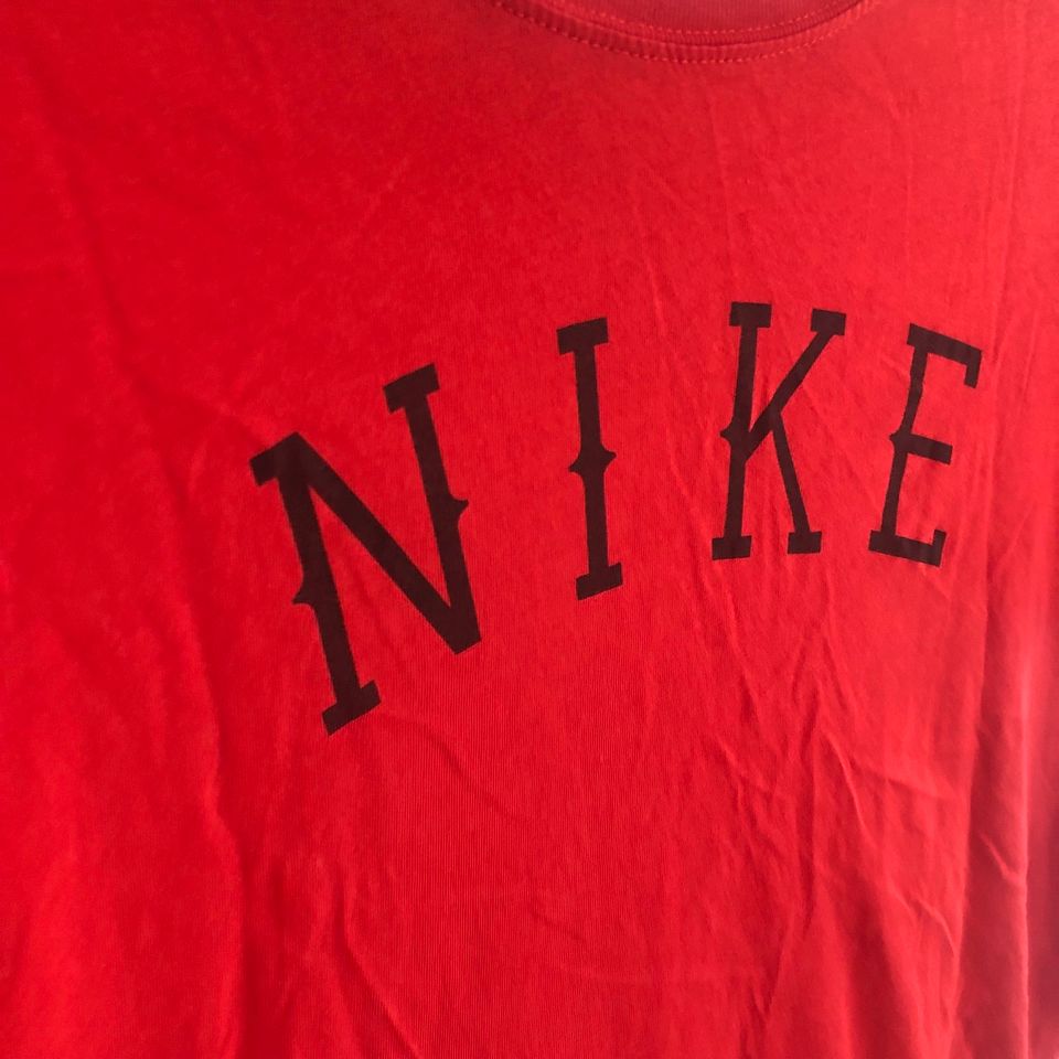 Nike Tshirt in rot in XL in Friedberg (Hessen)