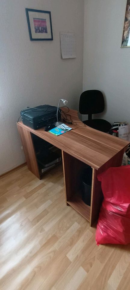 Schreibtisch und Bürostuhl in Geislingen an der Steige