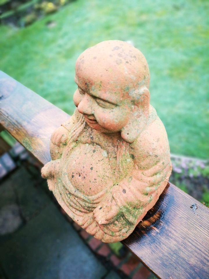 Buddha Dekofigur sitzend Skulptur Tonfigur Gartendeko in Ahrensburg