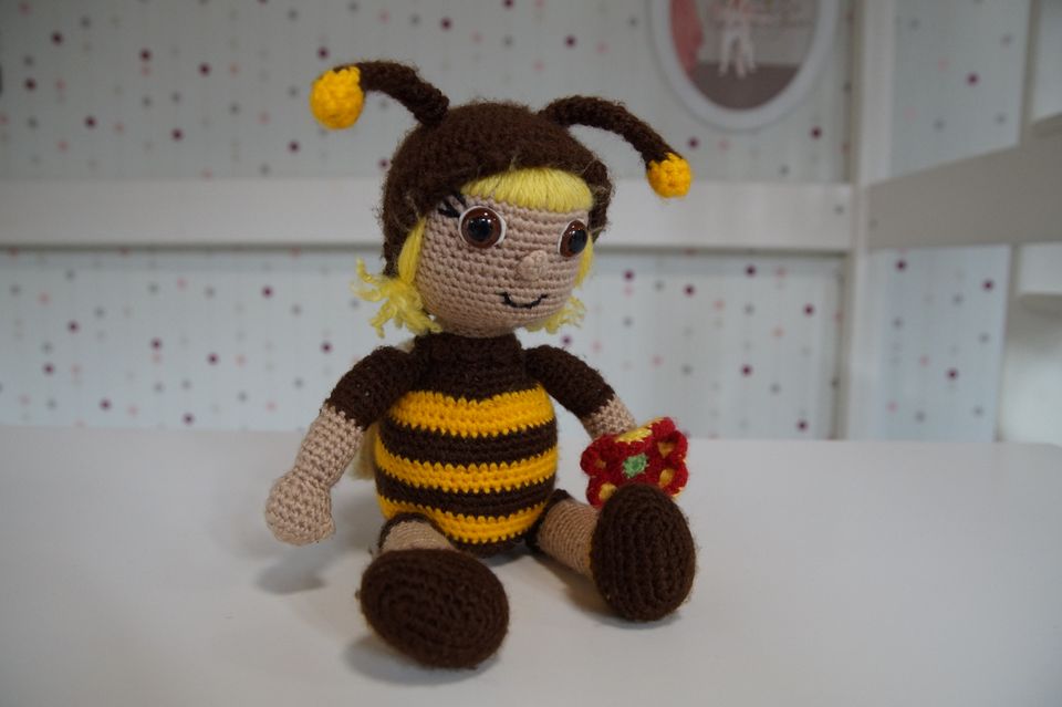 Maus Biene Häkelpuppe Strickpuppe Amigurumi Puppe Handgefertigt in Dortmund