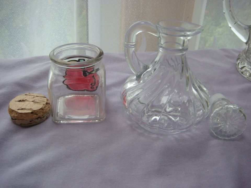 Glaskaraffe und kleine Bonboniere mit Motiv Apfel und Korkdeckel in Viechtach