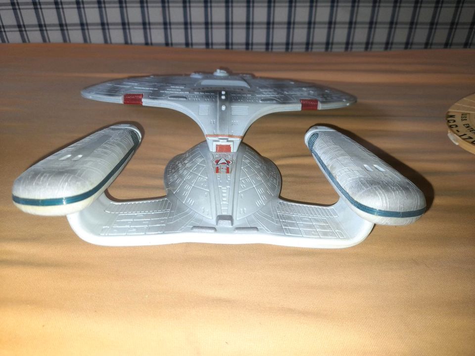 Star Trek Playmates Dinky Toys Raumschiff Enterprise  NCC1701-D in Berlin