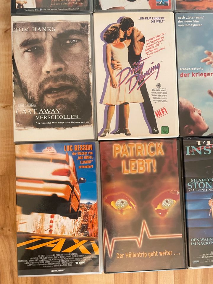 69 VHS Kassetten Filme Retro Videokassetten Thriller Liebesfilm in Bassum