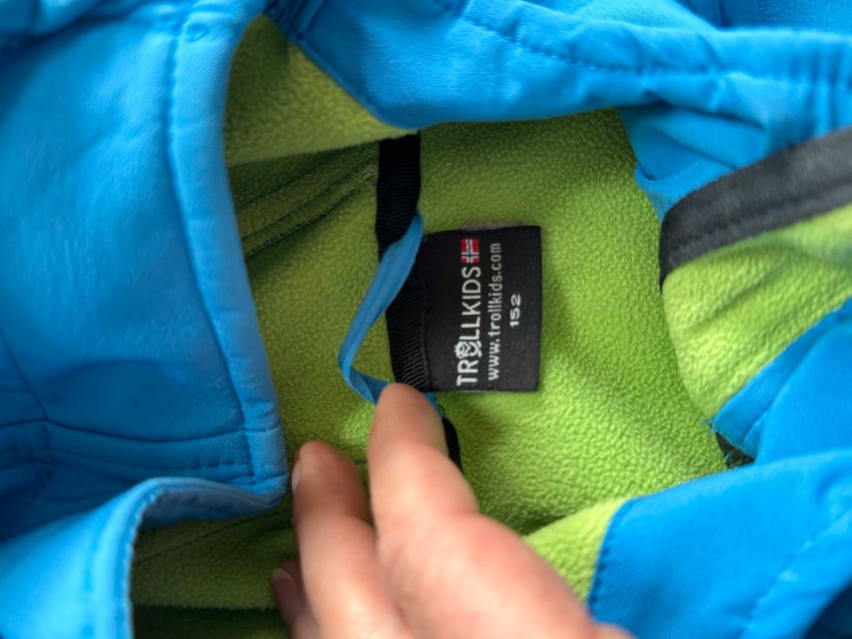 Trollkids Softshelljacke in blau mit grün - gut erhalten! in Hildesheim