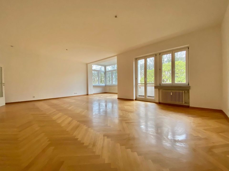 WIESBADEN an der ADOLFSALLEE: Grosszuegige 2 Zimmer Wohnung mit grosser EBK, GWC, Bad, Balkon und Kellerraum in Wiesbaden