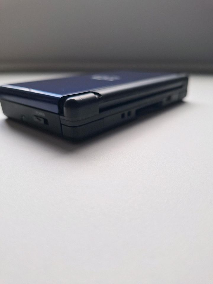 Nintendo DS Lite mit Netzteil / voll funktionsfähig /Blau-Schwarz in Burgwedel