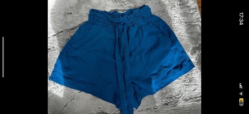 Blaue kurze Shorts in Frankfurt am Main