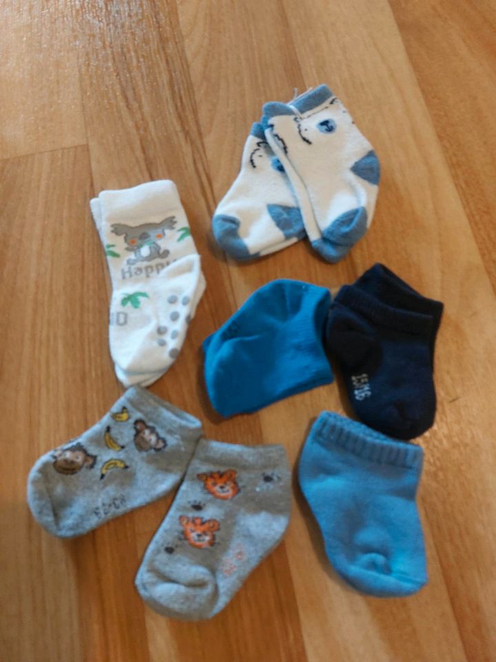 Bekleidungspaket Junge 62/68 Socken,Hosen,Jacken,Mütze,Spieler... in Waltershausen