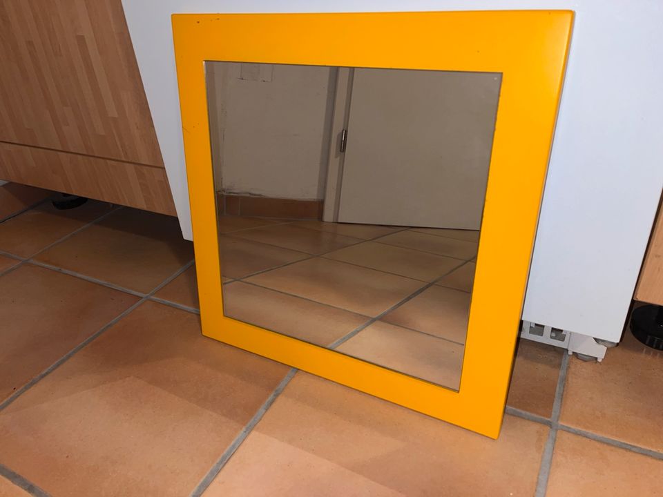 Spiegel mit gelbem Rahmen 45 x45 cm in Hamburg