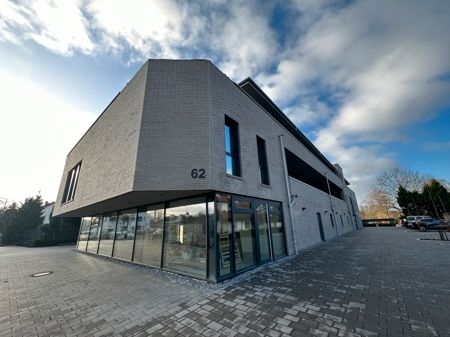 Hochwertige Neubau-Gewerbefläche, XL-Fensterfront, exklusive Ausstattung, in Hennen, zu vermieten in Iserlohn