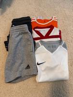 Kleiderpaket, 122/128 Sportshirts, Adidas, Nike, Pulli, Wolfskin Bayern - Uttenreuth Vorschau