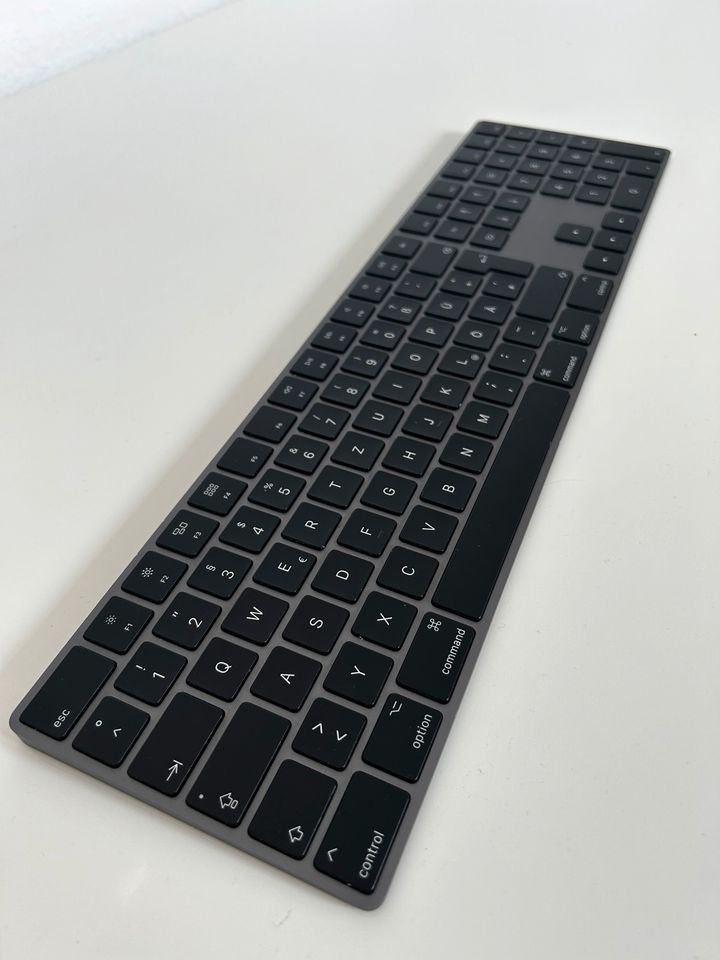 Apple Magic Keyboard spacegrau mit Nummernblock in Bielefeld