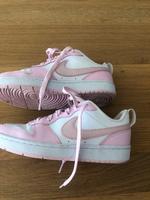 Nike Sneaker Größe 37,5 weiß/pink Niedersachsen - Emden Vorschau