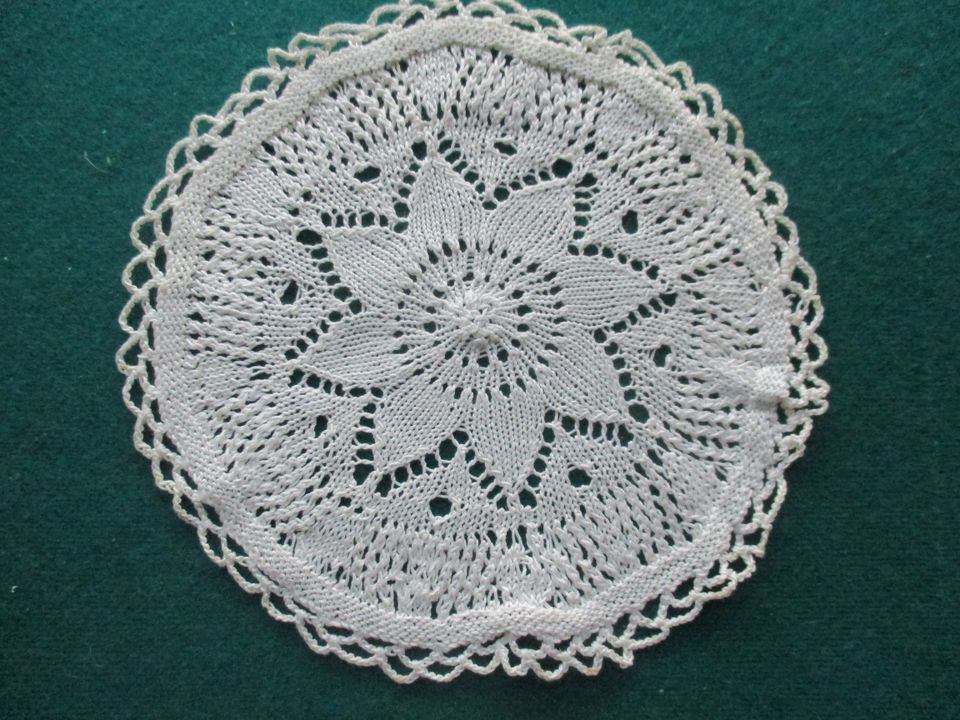 Deckchen rund gestrickt Durchmesser 14 cm Vintage alte Handarbeit in Krautheim