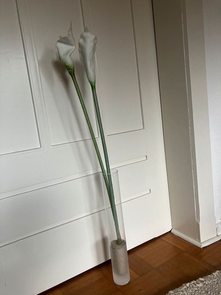 Vase mit 2 künstlichen Callas in Achterwehr
