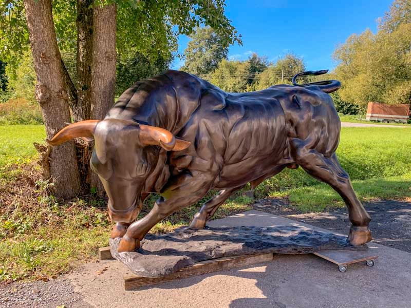 Exklusive Stier-Skulptur aus Bronze mit 360 cm Länge in Berlin