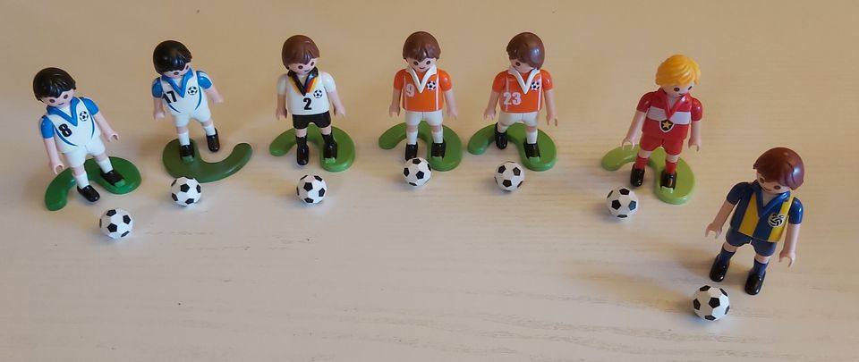 7 Fußballer Kickfunktion, verschiedene Nationalitäten, Playmobil in Schwieberdingen