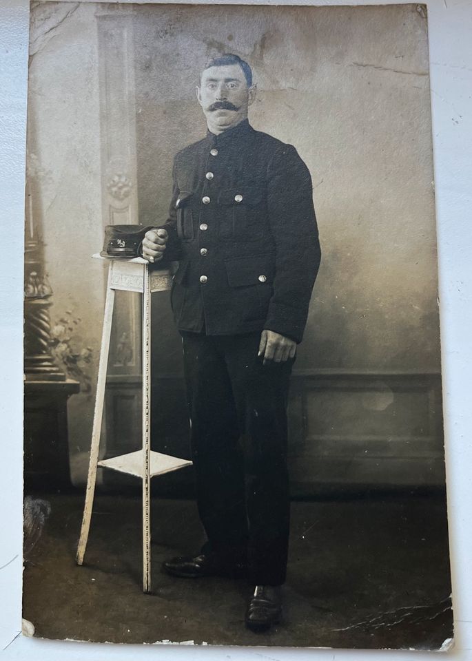 Postkarte eines französischen Soldaten in Uniform in Berlin