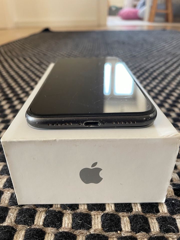 iPhone 11 * 128 GB*schwarz* voll funktionstüchtig * inkl. Hülle in Starnberg